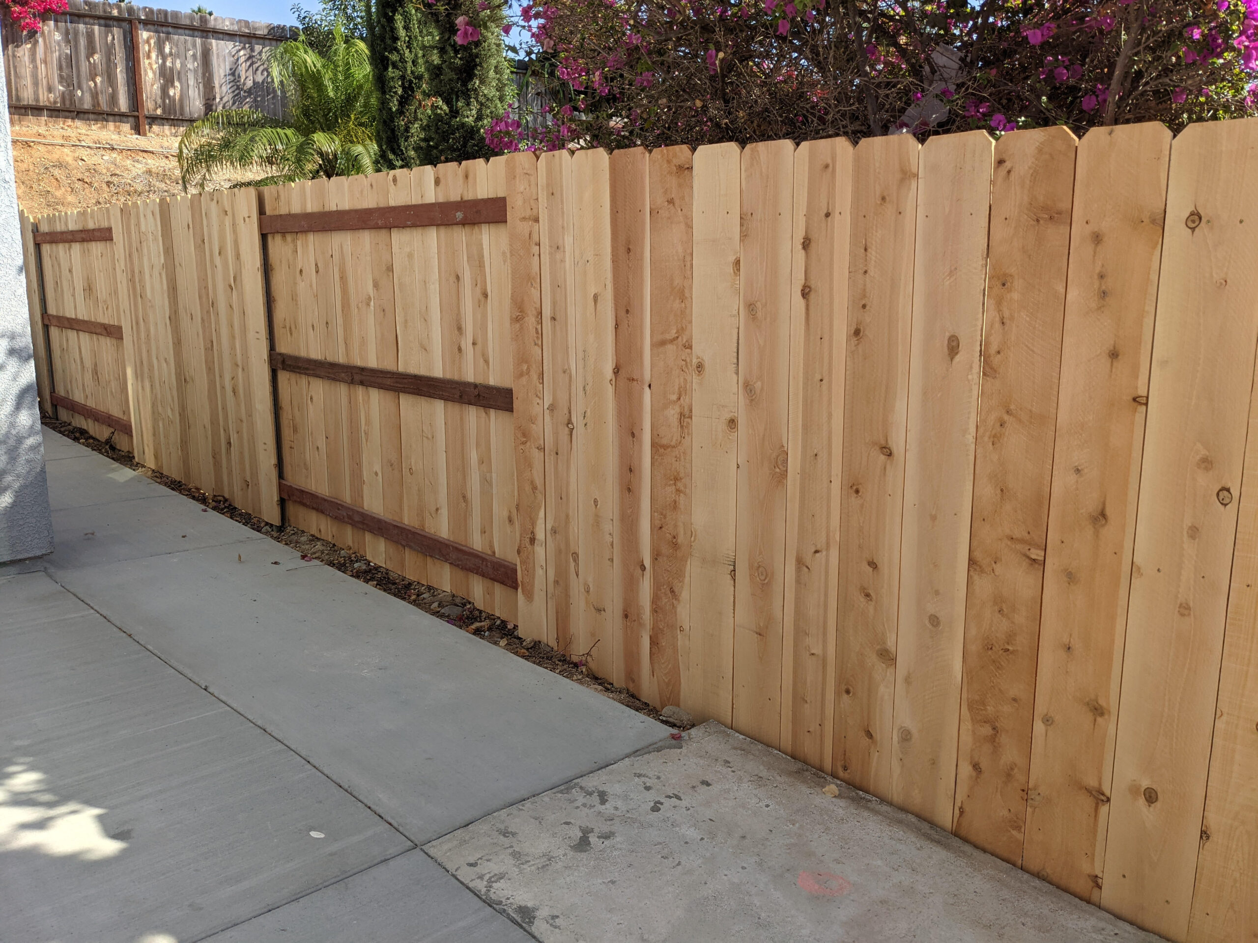 6 foot Good Neighbor Fence with Metal Posts