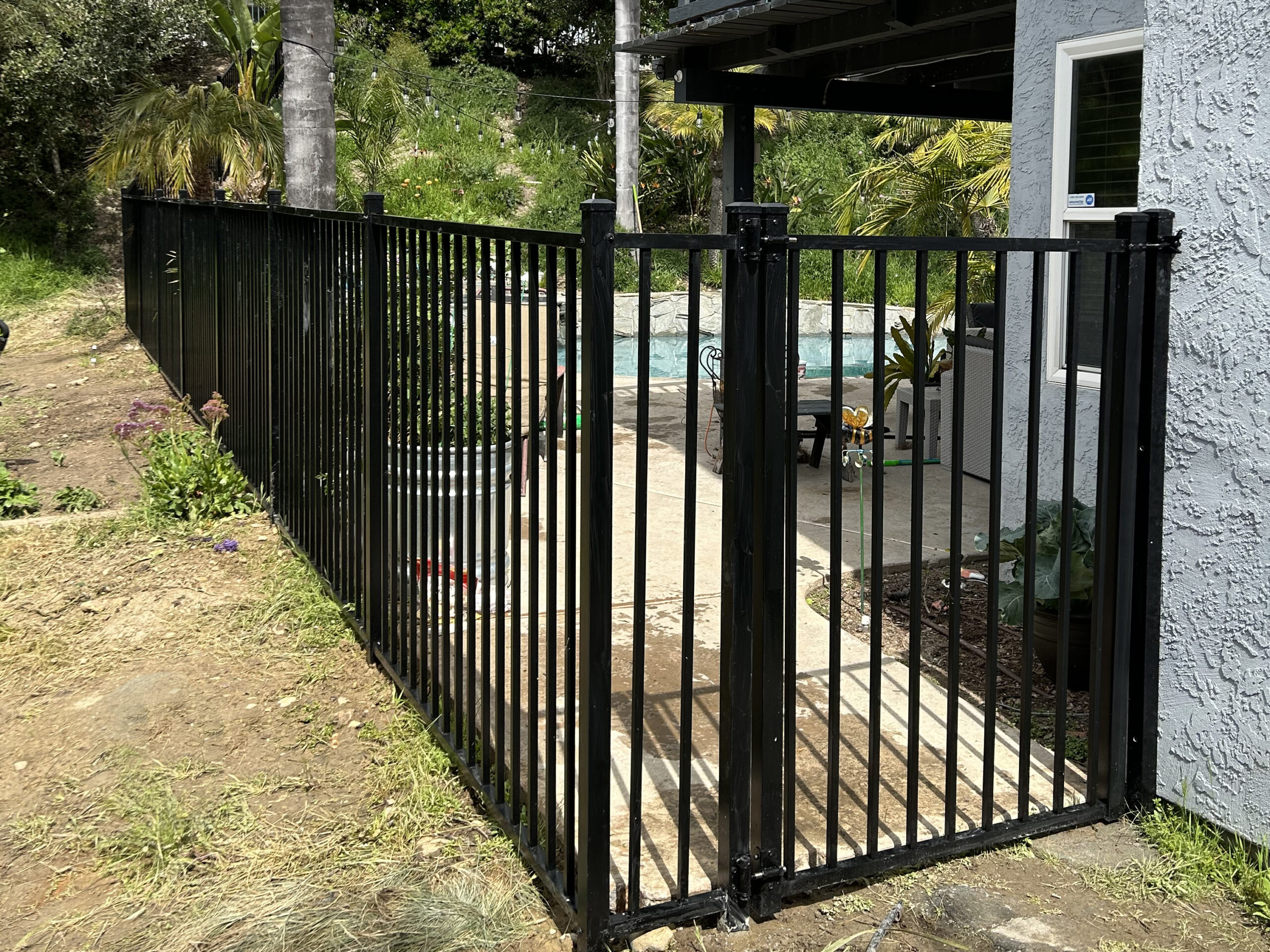 Side yard aluminum fence installed with aluminum entry gate